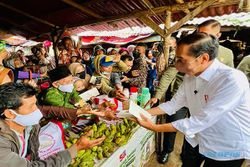 Kunjungi Pasar Baros Serang, Jokowi Serahkan Bansos & Cek Harga Migor