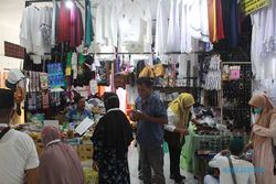 Pedagang dan Jasa Reparasi Tas Raup Berkah Musim Haji di Donohudan