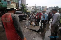 DPUPR Cek Drainase Jl S. Parman Solo, Temukan Banyak Sampah Nyangkut