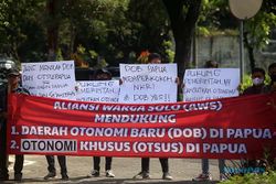 Dukung Pembentukan DOB Papua, Massa AWS Aksi Damai di Kantor DRPD Solo