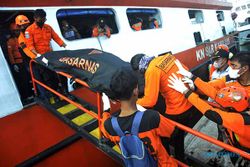 Tim SAR Evakuasi Korban Tenggelamnya KM Ladang Pertiwi 2 di Sulsel
