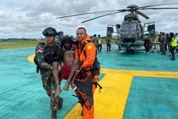 Tim SAR Evakuasi Korban Kecelakaan Pesawat Susi Air di Timika Papua