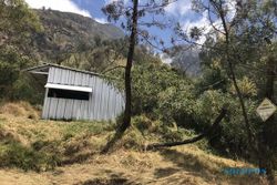 Kawah Candradimuka Gunung Lawu Keluarkan Gas Berbahaya dan Uap Panas