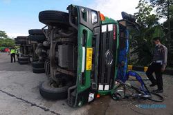 Foto-Foto Kecelakaan Truk dan Mobil di Simpang Solidaritas Boyolali