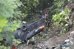 Bus Rombongan Guru SD Masuk Jurang di Tasikmalaya, 3 Meninggal 1 Hilang
