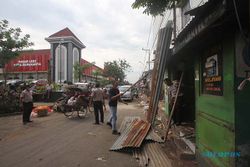 Satpol PP Bongkar Lapak Liar PKL Oprokan di Depan Pasar Legi Solo