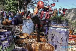 Nelayan dan Warga Kumpulkan Tumpahan Minyak Mentah di Perairan Cilacap