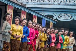 Tampil Anggun, Sejumlah Perempuan Ikuti Parade Kebaya Nusantara di Solo