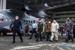 Menhan Prabowo Subianto Serahkan Pesawat & Heli Buatan PTDI ke TNI AL