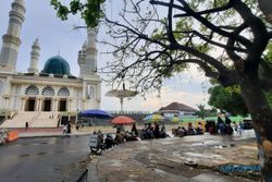 PKL di Masjid Agung Karanganyar Lihai Kucing-Kucingan, Satpol PP Gerah