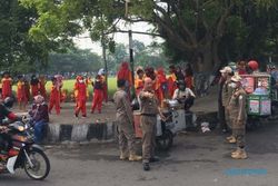 Baru Sehari Ditertibkan, PKL Masjid Agung Karanganyar Balik Lagi