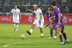 Aksi Legenda Sepak Bola Brasil Ronaldinho pada Laga Trofeo di Malang