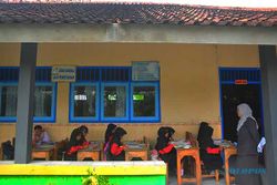 Ruang Kelas Rusak, Siswa SD di Grobogan Terpaksa Ujian di Teras Sekolah