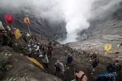 Yadnya Kasada, Ritual Suku Tengger Larung Sesaji ke Kawah Gunung Bromo