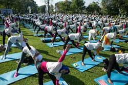 Hari Yoga Internasional, Ratusan Warga Ikuti Yoga Massal di Prambanan