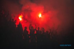 Suporter Nyalakan Flare di Stadion Manahan, Begini Sikap Panpel