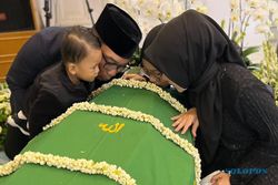 Makna Keluarga Ridwan Kamil Cium Peti Jenazah sebelum Eril Dimakamkan