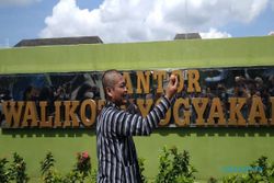 Haryadi Suyuti Ditangkap KPK, Warga Ini Cukur Gundul di Balai Kota