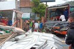 5 Jip Evakuasi Bus yang Tabrak Warung di Tawangmangu Karanganyar