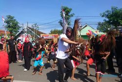 Keren! Flashmob Tari Bujang Ganong Diikuti Ratusan Anak di Ponorogo