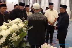 Momen Ganjar Pranowo dan Khofifah Melayat di Gedung Pakuan Bandung