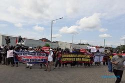 Demo, Warga Grogol Protes Pembangunan Holywings di Solo Baru Sukoharjo