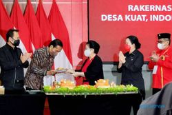 Ultah Ke-61, Jokowi Berikan Potongan Tumpeng kepada Megawati
