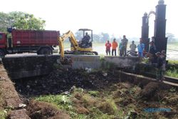Edan! 15 Truk Angkut Sampah Berserakan di Jl Juwiring-Wonosari Klaten