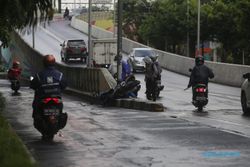 Jalan Licin, Motor Nyangkut Di Pembatas Jalan Flyover Manahan Solo