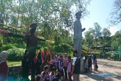 Cerita di Balik 2 Patung Presiden Soeharto pada Bukit di Ponorogo