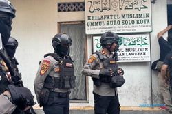 Turunkan Papan Nama, Polisi Juga Sita Brosur Khilafatul Muslimin Solo