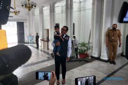Momen Ridwan Kamil Ajak Adik Eril saat Ngantor Lagi di Gedung Sate