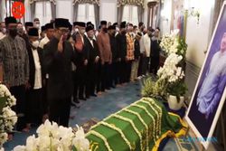 Penuh Haru, Ridwan Kamil Imami Ratusan Pejabat Salatkan Jenazah Eril