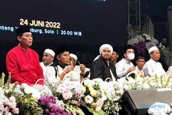 Ganjar-Rudy Absen Selawatan Bulan Bung Karno Bareng Habib Syech Di Solo