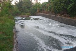 Lah! Air Sungai di Karangdowo Klaten Mendadak Berbusa, Banyak Ikan Mati
