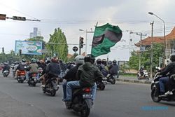 Ramai, Konvoi Suporter PSS Sleman Padati Jl Ahmad Yani Kartasura