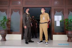Segini Harga Sneakers Teguh Prakosa Saat Jadi Plh Wali Kota Solo