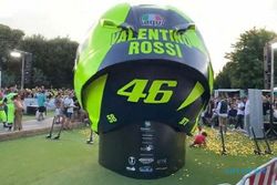 Wow! Ada Helm Raksasa Mirip Yang Dipakai Valentino Rossi