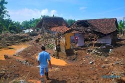 Warga Bulumanis Pati Mulai Bersihkan Rumah akibat Banjir 14 Juli 2022