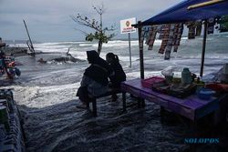 Gelombang Tinggi Merusak Sejumlah Warung di Pantai Depok Bantul DIY