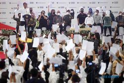 Jokowi Bagikan NIB kepada Ribuan Pelaku Usaha Kecil di Jakarta