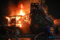 Dua Kapal Kargo Terbakar di Pelabuhan Kalimas Surabaya