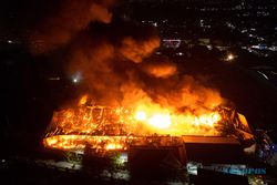 Kebakaran Pabrik Pupuk di Mranggen, 1 Petugas Damkar Dilarikan ke RS