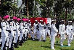 Anggota TNI AL dan Istri Korban Laka Maut Cibubur Dimakamkan di Bogor