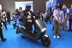 Momen KSP Moeldoko Jajal Motor Listrik di PEVS 2022 Jakarta