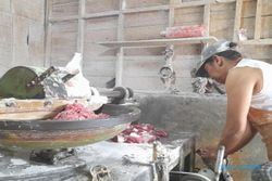 Iduladha, Warga Serbu Usaha Penggilingan Daging di Pasar Wonogiri