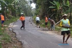 Lelah Menunggu, Warga Bakalan Perbaiki Sendiri Jalan Jumantono-Jumapolo