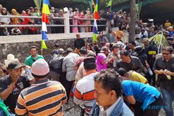 Ratusan Warga Berebut Air Bekas Bilasan Kelambu Pangeran Samudro