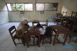 Masuk Pertama, Azzam Murid Baru SDN Sriwedari 197 Solo Belajar Sendiri