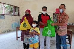 Alfamart Beri Bantuan ke Satu-Satunya Murid Baru di SDN Sriwedari Solo